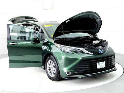 Certified 2024 Toyota Sienna XLE image 9