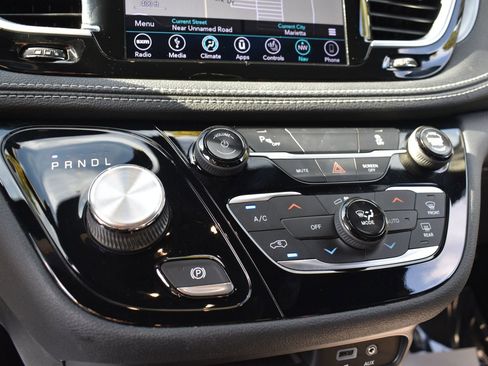 Used 2019 Chrysler Pacifica Limited w/ S Appearance Package image 13