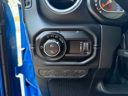 Used 2025 Jeep Gladiator Sport AWD/4WD image 12