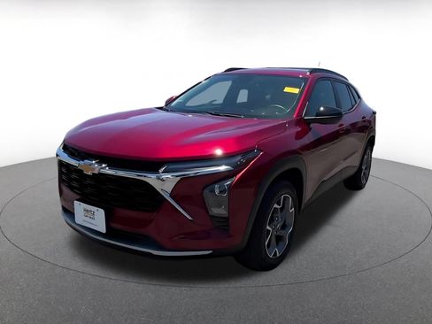 Used 2025 Chevrolet Trax LT FWD image 7
