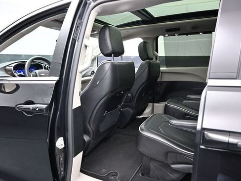 Certified 2024 Chrysler Pacifica Limited FWD image 20