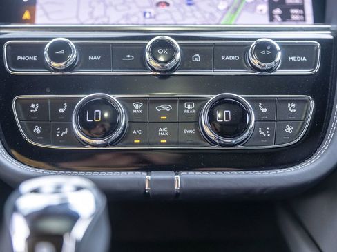 Used 2025 Bentley Bentayga AWD/4WD image 39