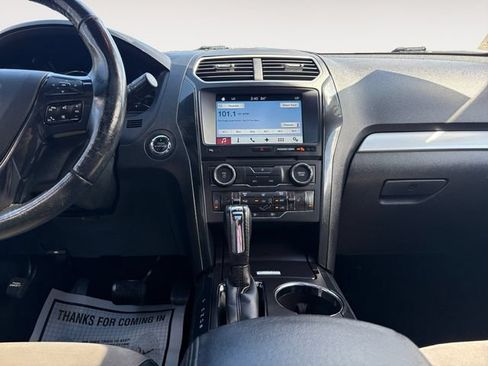 Used 2017 Ford Explorer XLT w/ Equipment Group 202A AWD/4WD image 11