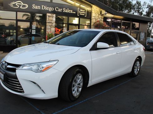 Used 2017 Toyota Camry LE FWD image 1