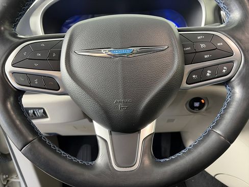 Used 2021 Chrysler Pacifica Touring-L image 15