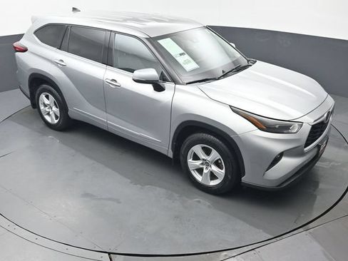 Used 2022 Toyota Highlander LE AWD/4WD image 44