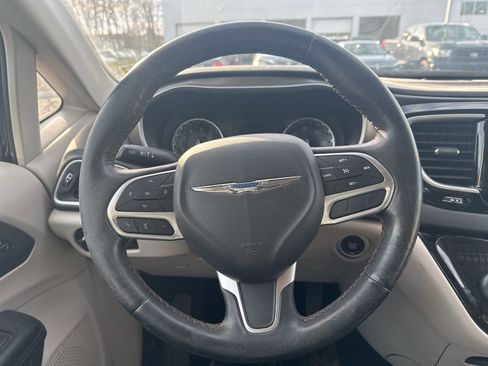 Used 2020 Chrysler Pacifica Touring-L image 20