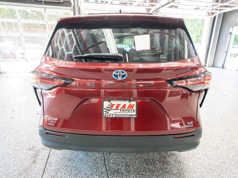 Used 2021 Toyota Sienna LE AWD/4WD image 3