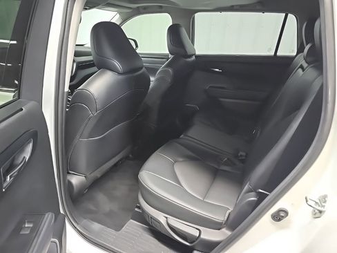 Used 2022 Toyota Highlander XLE AWD/4WD image 31