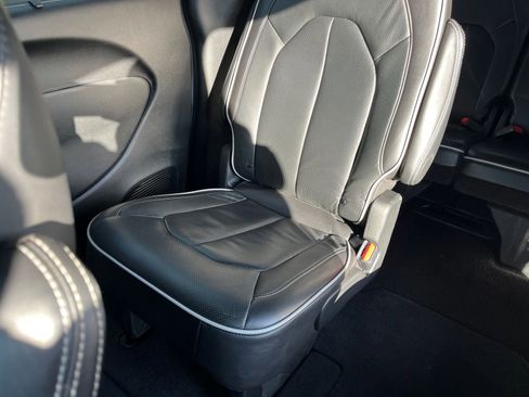 Used 2025 Chrysler Pacifica Limited image 44