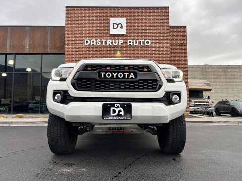 Used 2018 Toyota Tacoma TRD Off-Road w/ Technology Package image 2