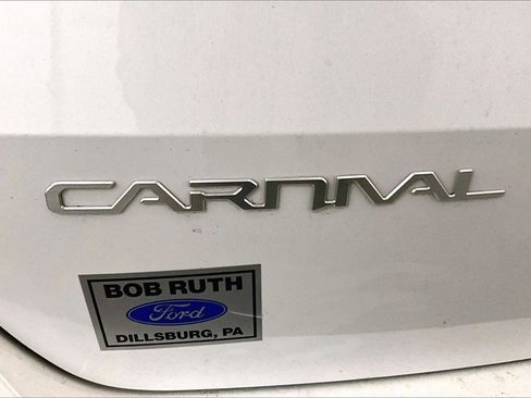 Used 2024 Kia Carnival EX image 13