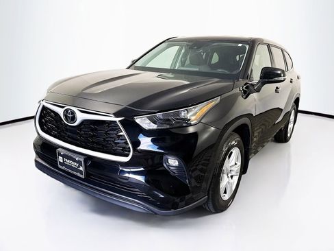 Certified 2024 Toyota Highlander LE AWD/4WD image 3