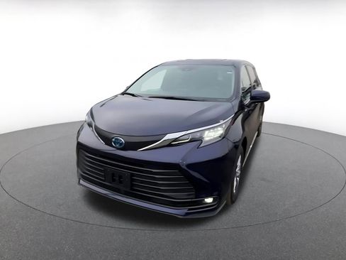 Used 2025 Toyota Sienna XLE image 7