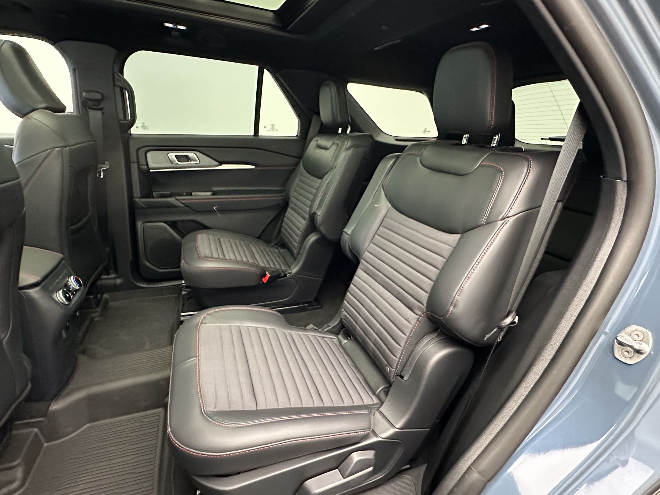 Used 2026 Ford Explorer ST-Line w/ ST-Line Street Pack AWD/4WD image 23