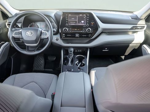 Used 2022 Toyota Highlander L FWD image 29