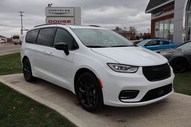New 2026 Chrysler Pacifica Select AWD/4WD image 3