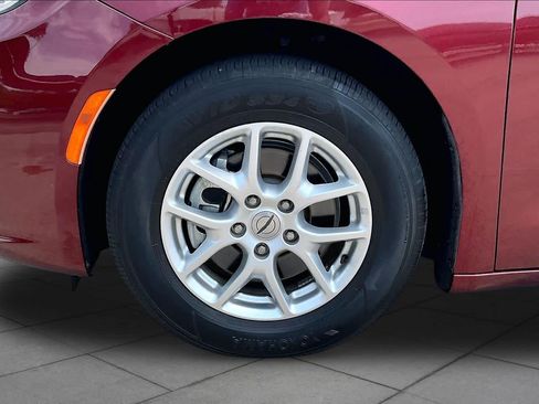 Used 2022 Chrysler Pacifica Touring-L FWD image 11