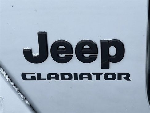 Used 2022 Jeep Gladiator Sport image 11
