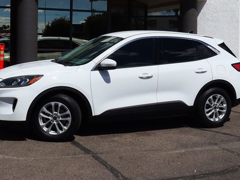 Used 2020 Ford Escape SE image 4