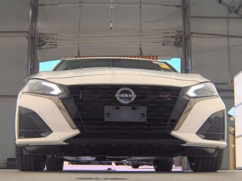 Used 2023 Nissan Altima 2.5 SR w/ SR Premium Package FWD image 3