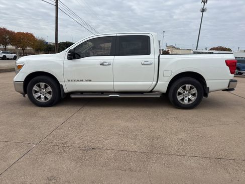 Used 2018 Nissan Titan SV image 4