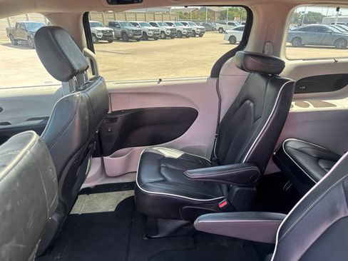 Used 2023 Chrysler Pacifica Limited FWD image 39