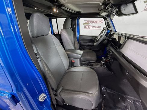 Used 2024 Jeep Wrangler Unlimited AWD/4WD image 32