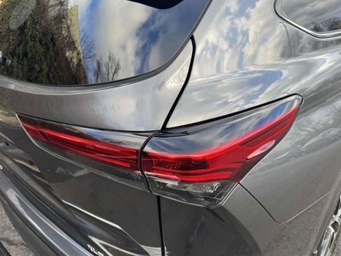 Used 2020 Toyota Highlander XLE image 10