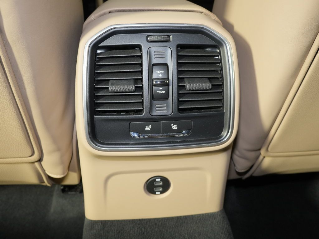 Certified 2023 Porsche Macan AWD/4WD image 37