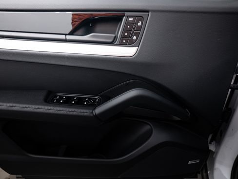 Certified 2025 Porsche Cayenne S image 18