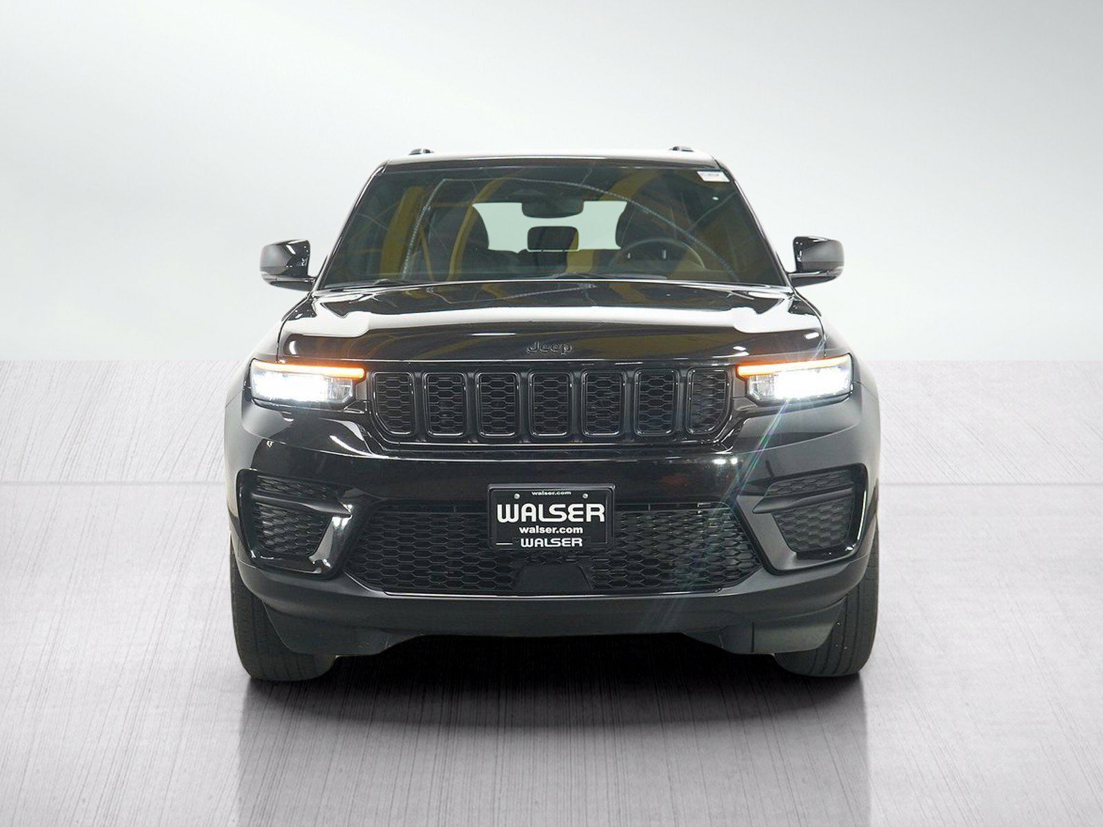 Used 2024 Jeep Grand Cherokee Altitude AWD/4WD image 9