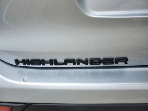 Used 2022 Toyota Highlander XLE FWD image 12