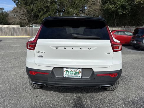 Used 2019 Volvo XC40 T4 R-Design image 4