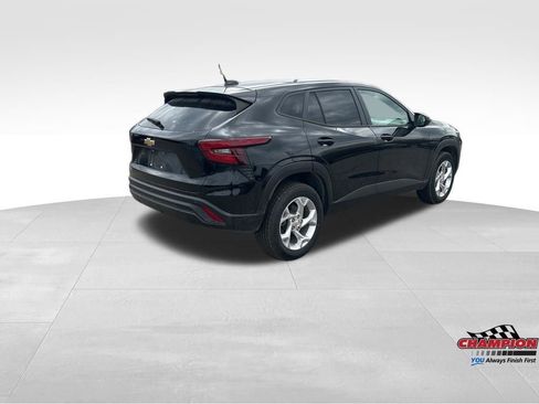 Used 2024 Chevrolet Trax LS w/ LS Convenience Package FWD image 4