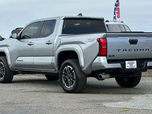 Used 2025 Toyota Tacoma TRD Sport AWD/4WD image 3