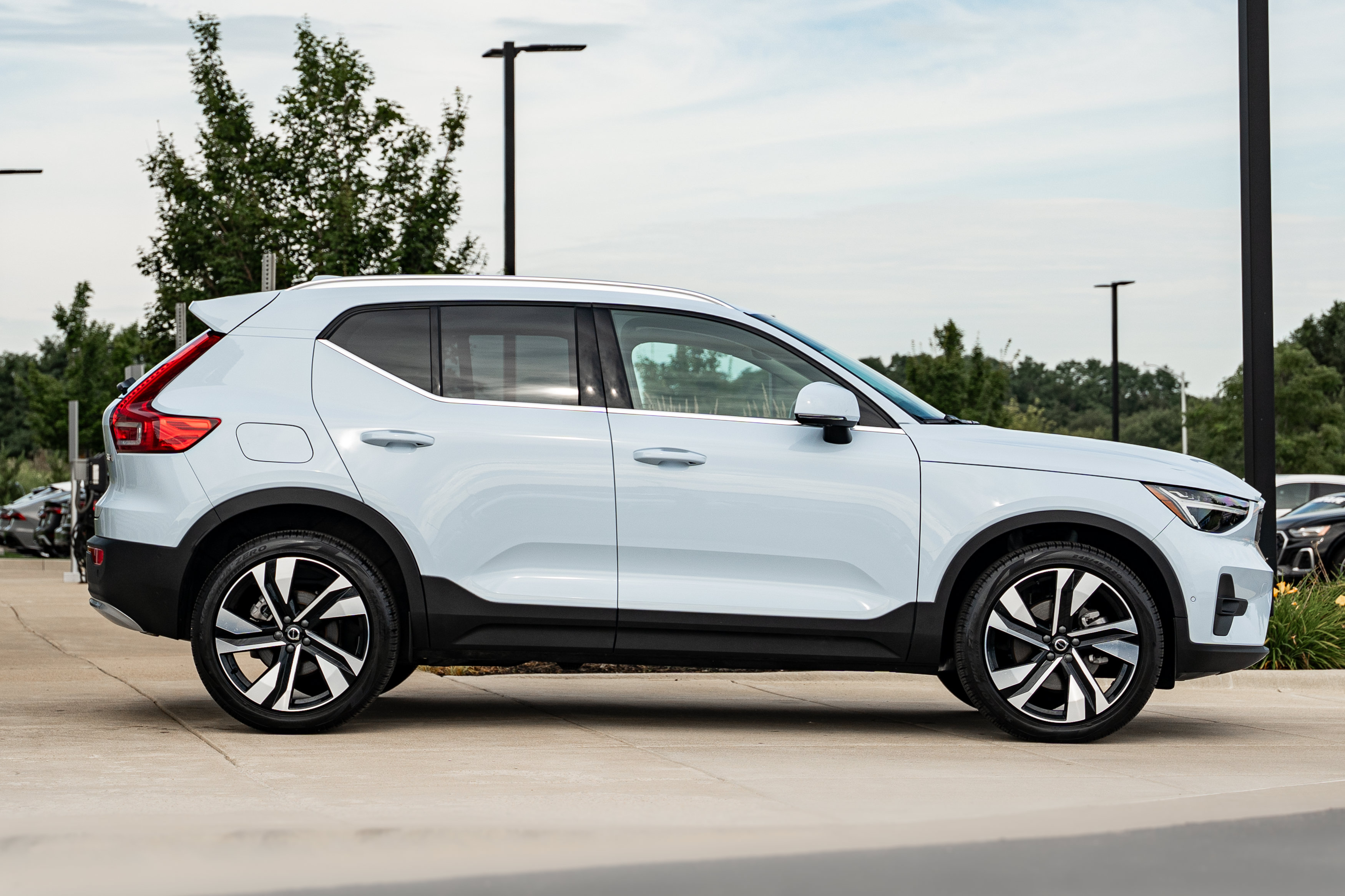 Used 2024 Volvo XC40 B5 Plus w/ Protection Package Premier AWD/4WD image 3