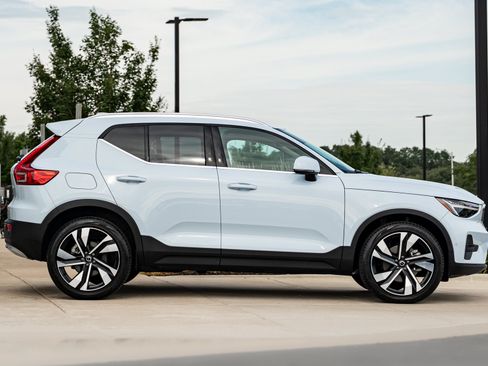Used 2024 Volvo XC40 B5 Plus w/ Protection Package Premier AWD/4WD image 3