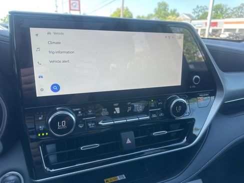 Used 2025 Toyota Highlander Platinum image 31