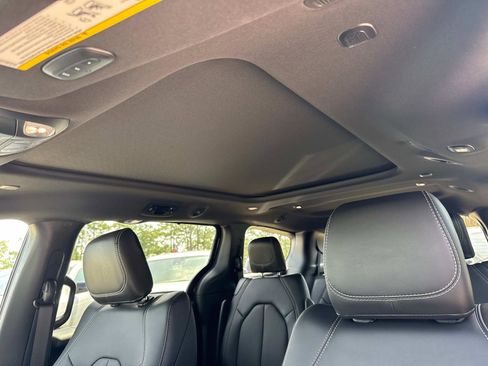 New 2025 Chrysler Pacifica Select image 22