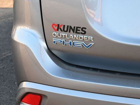 Used 2022 Mitsubishi Outlander 4WD Plug-In Hybrid image 8