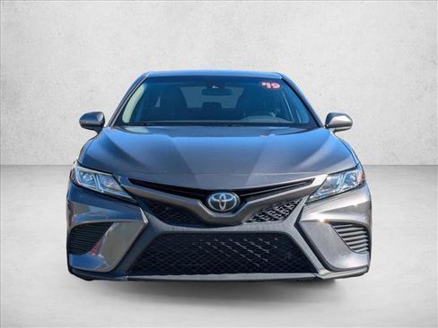 Used 2019 Toyota Camry SE image 2