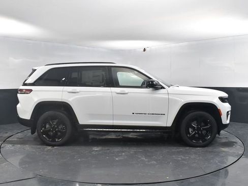 New 2025 Jeep Grand Cherokee Altitude w/ Trailer Tow Package AWD/4WD image 11