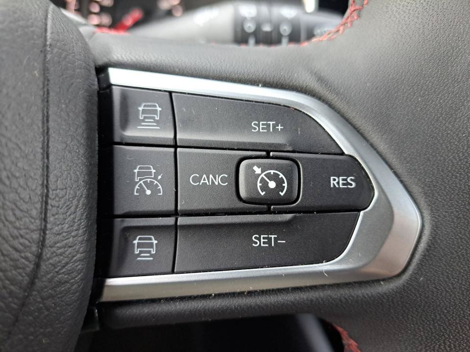 Used 2025 Jeep Compass Trailhawk AWD/4WD image 38