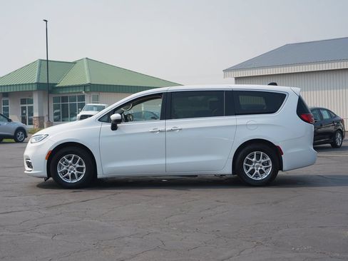Used 2023 Chrysler Pacifica Touring-L FWD image 6