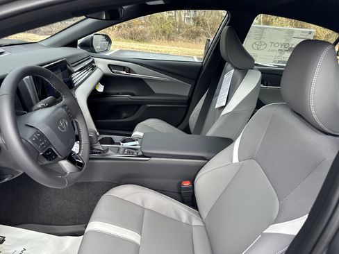 Used 2025 Toyota Camry SE image 13