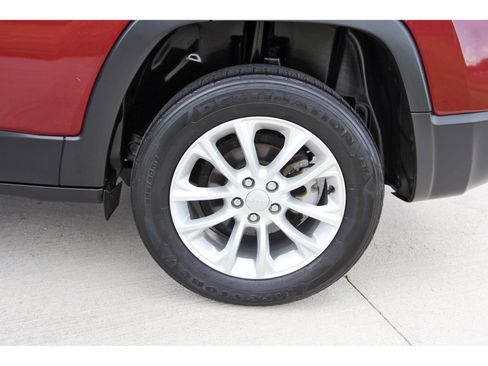 Used 2020 Jeep Cherokee Latitude w/ Mopar Interior Package FWD image 31