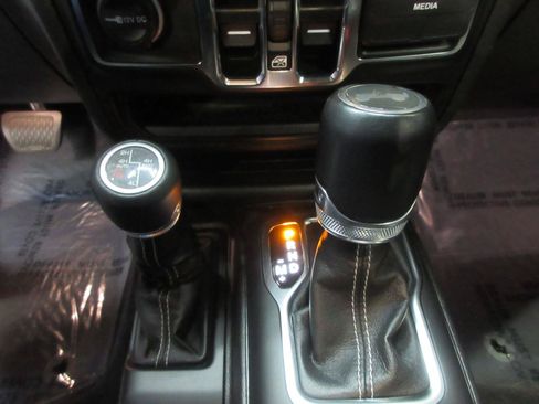 Used 2023 Jeep Wrangler Unlimited Sahara AWD/4WD image 40