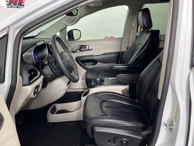 Used 2023 Chrysler Pacifica Touring-L FWD image 19