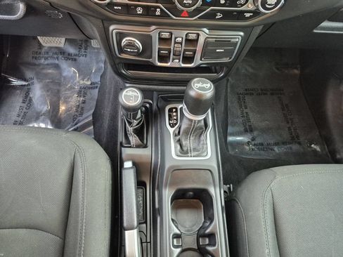 Used 2018 Jeep Wrangler Unlimited Sahara AWD/4WD image 10